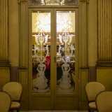 Ornamenti che individuiamo anche sulle vetrate laterali...